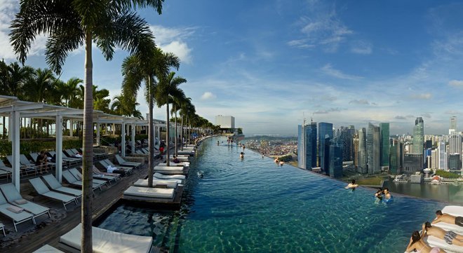 Kopanje v Marina Bay Sands v Singapurju se hotelskim gostom ponuja na višini 191 metrov pod oblaki.