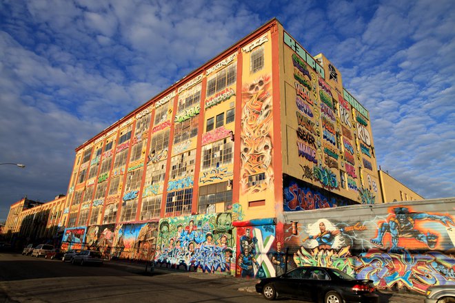 Objekt 5 Pointz, znamenito grafitarsko točko na Long Islandu v New Yorku, so zrušili, a brez odškodnine ni šlo.&nbsp;FOTO: Wikipedija