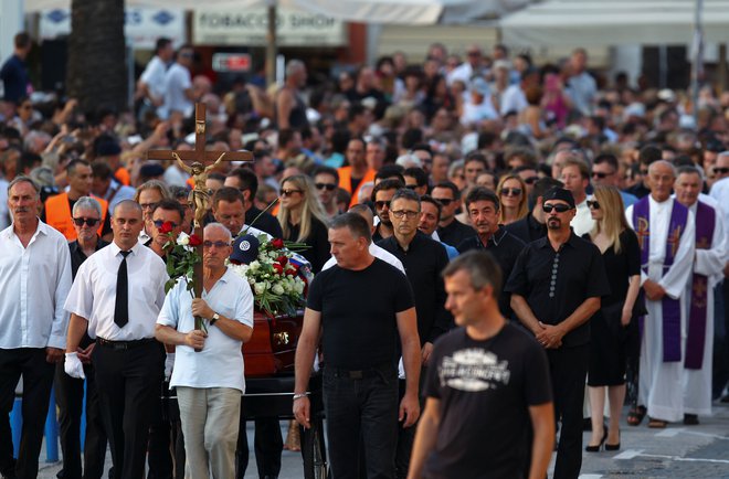 Povsod, kjer se poslavljajo od Oliverja Dragojevića, je dolga vrsta žalujočih. FOTO: Reuters