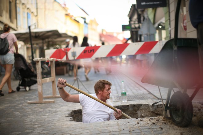 Največ bolniških odsotnosti je v rudarstvu, javni upravi in zdravstvu. FOTO: Jure Eržen