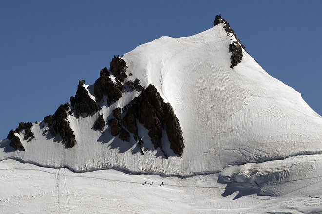 (Lani je na poteh na Mont Blanc, 4810 metrov visoko streho Evrope, umrlo 14 ljudi, dva sta bila pogrešana. Poleti 2016 jih je umrlo devet. FOTO: AFP