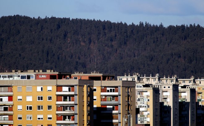 Od leta 2015 so se najbolj povišale cene nepremičnin v Ljubljani. Tudi zato se povečuje zanimanje za nakup nepremičnin v okolici prestolnice, prav tako pa tudi nakup zemljišč. FOTO: Roman Šipić/Delo