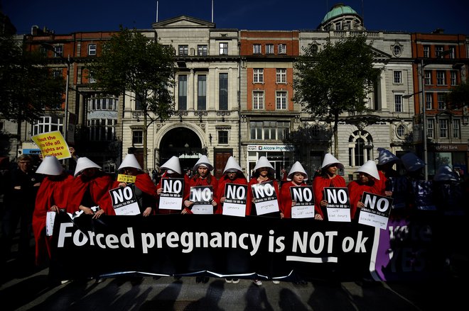 Aktivistke v kostumih dekel pred glasovanjem o liberalizaciji splava na Irskem FOTO: Clodagh Kilcoyne/Reuters&nbsp;