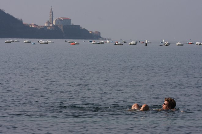 Nekatera podjetja omogočijo upokojenim sodelavcem letovanja v svojih počitniških kapacitetah. Foto Boris Šuligoj