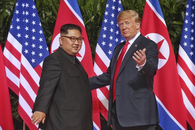 Predsednik ZDA Donald Trump je po vrnitvi z vrhunskega srečanja s predsednikom Severne Koreje Kim Džong Unom zatrdil, da jedrska nevarnost Pjongjanga več ne obstaja. FOTO: AP