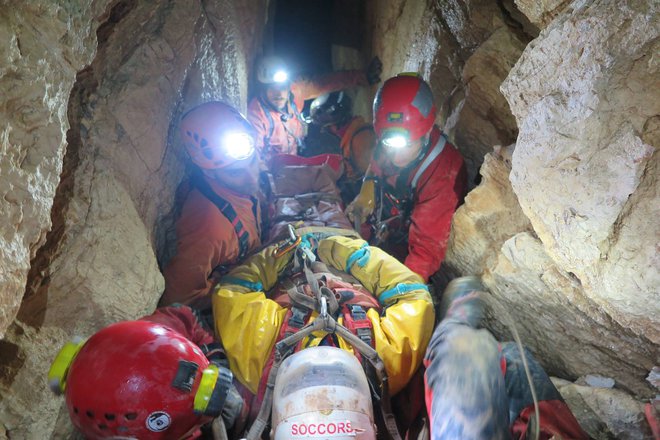 Poškodovani jamar ni v smrtni nevarnosti. FOTO: CNSAS