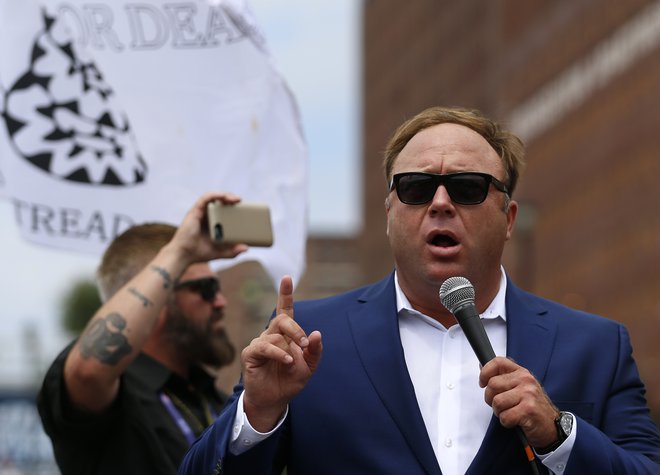 Alex Jones je&nbsp;lastnik skrajno desničarskega spletnega portala <em>Infowars</em>, znanega po širjenju lažnih novic.&nbsp;FOTO: Lucas Jackson/Reuters