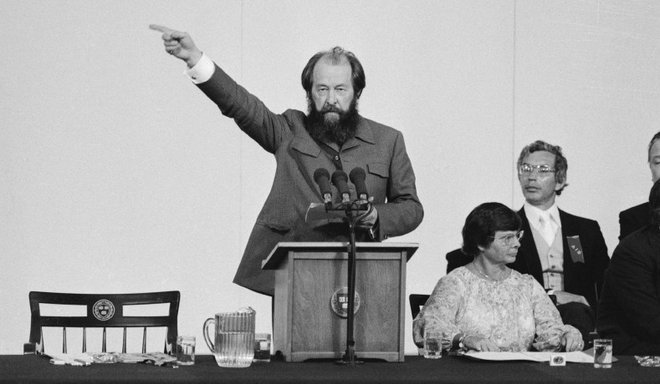 Aleksander Solženicin je bil do govora na Harvardu leta 1978 eden najbolj spoštovanih avtorjev, zatem pa so ga razglasili za sovražnika Zahoda. FOTO: Reuters
