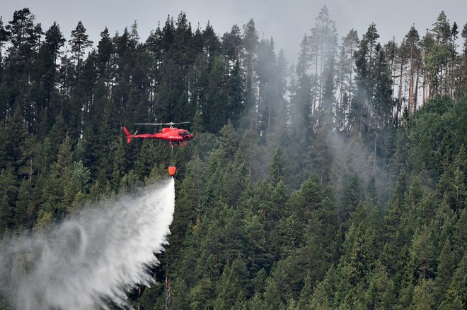 Pri gašenju najobsežnejših požarov v švedski zgodovini je bilo mobiliziranih več kot 360 gasilcev, sedem letal, šest helikopterjev in 67 vozil. FOTO: Reuters