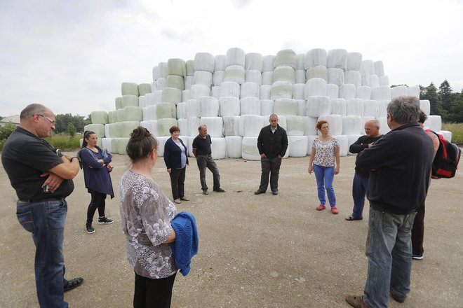 Bale stisnjene odpadne plastike, zavite v plastično folijo, je Publikus navozil v Študo konec maja, do zdaj pa jih še ni odpeljal kljub inšpekcijski odločbi. FOTO: Leon Vidic