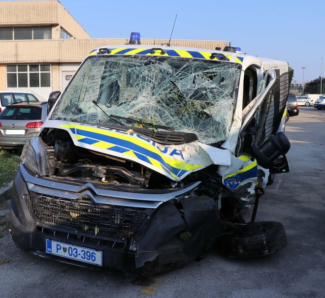 Policijsko vozilo je skorajda uničeno. FOTO: PU Koper