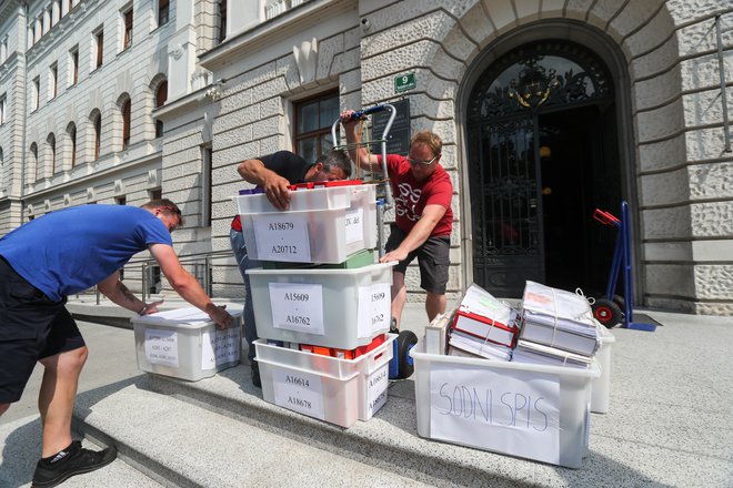 Na ljubljansko sodišče so pripeljali obtožnico v 50 škatlah. FOTO: Marko Feist&nbsp;