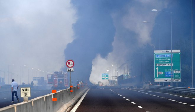 Na delu so številni gasilci in drugi reševalci. FOTO: Stringer Reuters