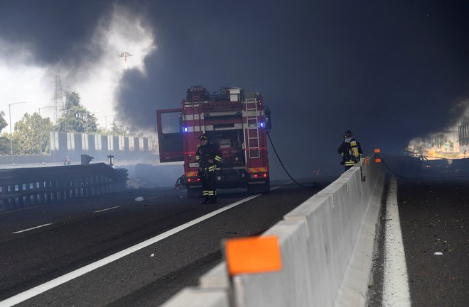 Dim je zajel veliko območje okrog avtoceste. FOTO: Stringer Reuters