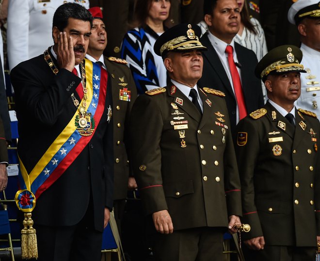 Venezuelski predsednik Nicolas Maduro le nekaj trenutkov preden sta njegov govor prekinili eksploziji. FOTO: AFP