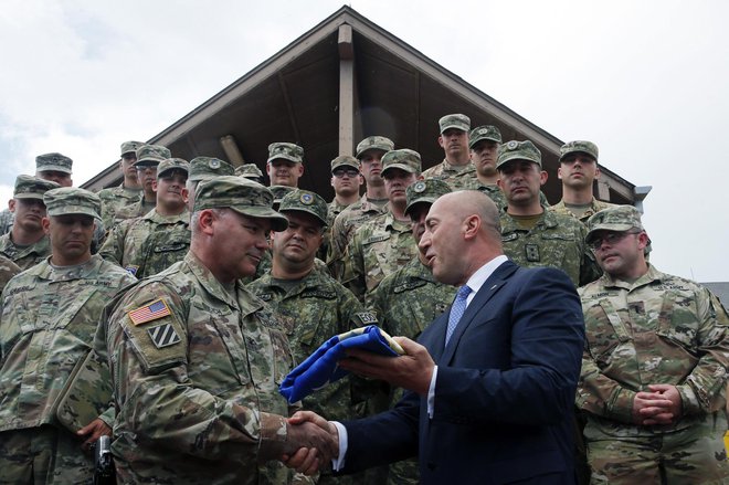 Ramush Haradinaj z ameriškimi vojaki na Kosovu. FOTO: Visar Kryeziu/Ap