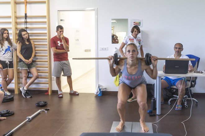 Smučarke smo obiskali na Inštitutu za medicino športa, kjer so opravljale testiranja. Ana Bucik pravi, da je v tem poletju kondicijsko trenirala kot nikoli prej. FOTO: Voranc Vogel/Delo