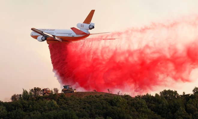 V Kaliforniji sta se združila dva gozdna požara, s čimer je nastal največji požar v zgodovini te države. FOTO: Reuters/Fred Greaves&nbsp;
