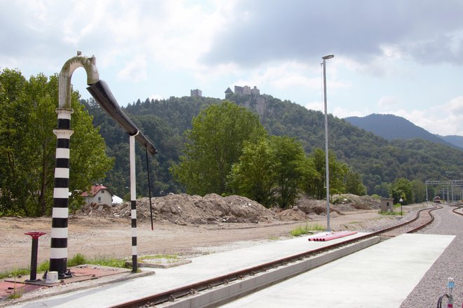 Ostanki odpadne onesnažene zemlje pri gradnji nove celjske potniške železniške postaje. FOTO: Brane Piano