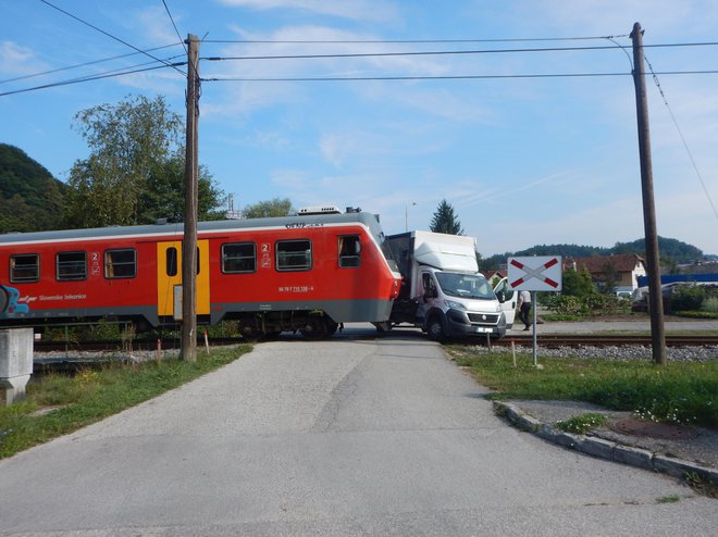 Voznik tovornjaka je na progo zapeljal v trenutku, ko se je prehodu približeval vlak. FOTO: PU Novo Mesto