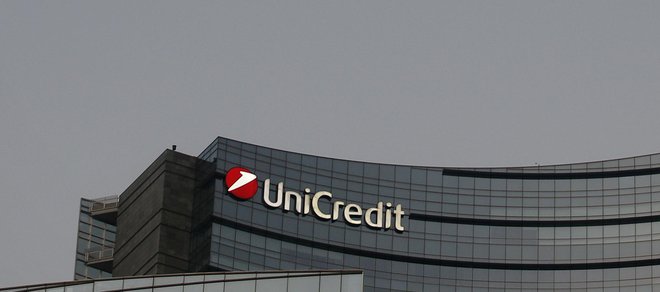 Kljub dobičku se je kapitalska ustreznost največje italijanske banke zmanjšala. UniCredit se je zaradi italjanske bančne krize odločil oklestiti vrednost portfelja v italijanskih državnih obveznicah. Foto Blaz Samec