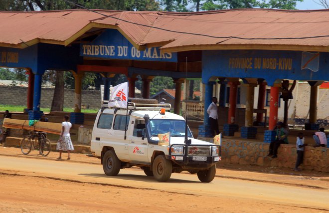 Reševalno vozilo organizacije Zdravnikov brez meja v severnem delu province Kivu v Demokratični republiki Kongo. FOTO: Stringer/Reuters