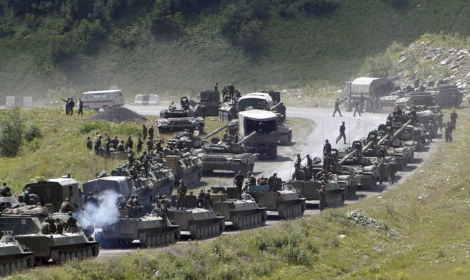 Tako so se pred desetimi leti proti Južni Osetiji vile kolone ruskih vojaških vozil. FOTO: Musa Sadulayev/AP
