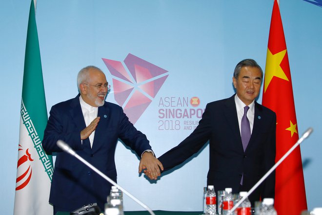 Iranski zunanji minister Mohamed Džavad Zarif (na fotografiji s kitajskim zunanjim ministrom Wang Yijem med srečanjem v Singapurju) je ocenil, da bo kitajska vloga odločilna pri ohranitvi skupnega vseobsegajočega načrta delovanja. FOTO: Reuters