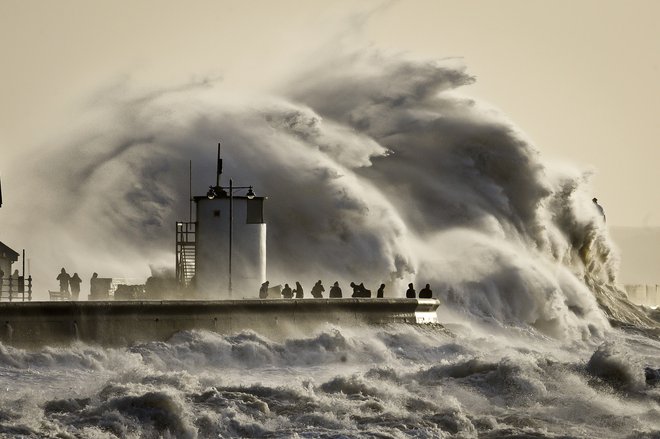 Valovi ne prenašajo vode (kot je morda videti na prvi pogled; deli vode se pri valovanju večinoma premikajo le gor in dol), ampak energijo. FOTO: AP