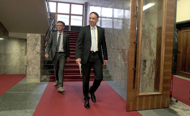 Brane Golubovič je prinesel kandidatoro za mandatarja v parlament. FOTO: Roman Šipić/Delo