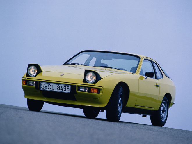 Porsche 924, prvi serijski porsche s spredaj vgrajenim motorjem, ki je za povrhu nosil Audijev razvojni pečat, ni bil nikoli tako brezpogojno ljubljen, kot je kultni 911. FOTO: Porsche