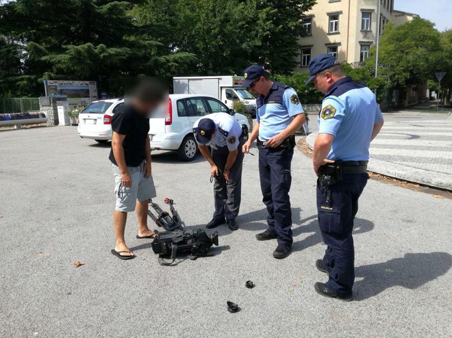 Odzivni policisti so bili takoj na kraju napada, kjer so jim pomagali tudi očividci, ki so si zapomnili registrsko številko. FOTO: Mojca Dumančič