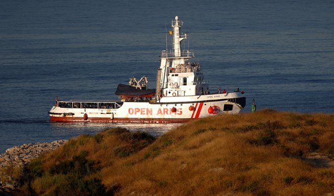 Reševalna ladja španske nevladne organizacije Proactiva Open Arms je s 87 migranti in begunci na krovu danes zjutraj po enem tednu na morju le vplula v špansko pristanišče Algeciras. FOTO: Jon Nazca/Reuters