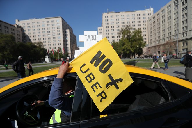 Taksisti konec julija na protestu zoper Uber v Čilu. FOTO: Ivan Alvarado/Reuters