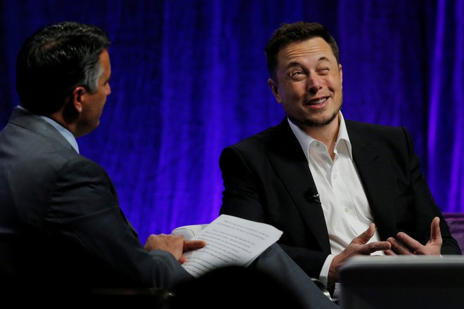 Napačno je misliti, da bo imel Elon Musk več miru pred vlagatelji, če se odloči za umik. Prav nasprotno. FOTO: Brian Snyder/Reuters