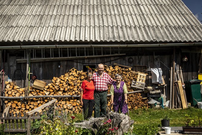 Ivica Torkar ter Francelj in Mojca Benedik pred njunim stanom na planini Goreljek. Ko ne bo več živine in ljudi, ki so pripravljeni gos&shy;podariti po planinah, se bodo zarasle, je zaskrbljen Francelj.<br />
<br />
<em>FOTO </em>Voranc Vogel