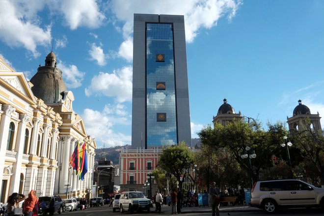 Moderno 29-nadstropno stolpnico je Morales dal postaviti v staro mestno jedro bolivijske prestolnice, kjer prevladuje kolonialna arhitektura.&nbsp;FOTO: David Mercado/Reuters