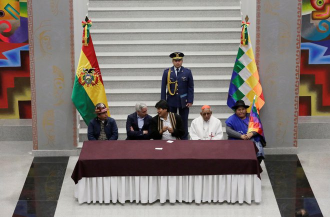 Bolivijski predsednik Evo Morales med odprtjem nove predsedniške palače.  FOTO: David Mercado/Reuters