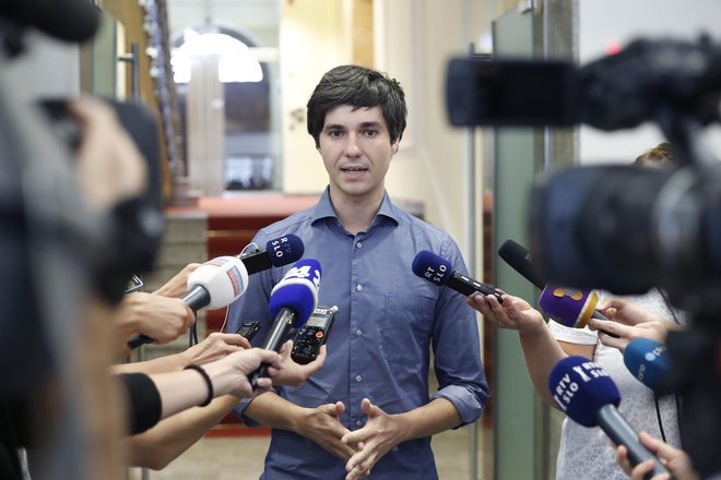 Za Luka Mesca se zdi, da ima večje politične ambicije, kot je vodenje stranke ali poslanske skupine. FOTO: Leon Vidic