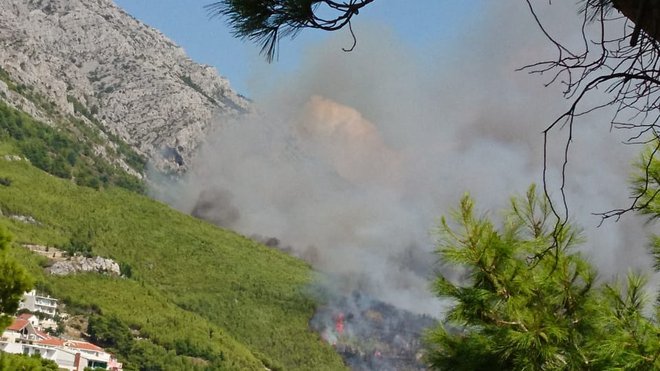 Na območju požara se vije gost črn dim, ki ga je po poročanju hrvaških medijev mogoče videti s širšega območje od Omiša do Makarske. FOTO: Petra Potočnik