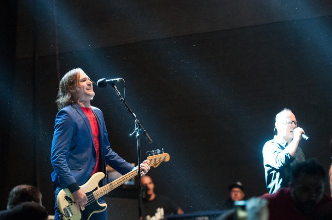 Jay Bentley v akciji v petek na festivalu Punk Rock Holiday. FOTO: Marco Mazgon