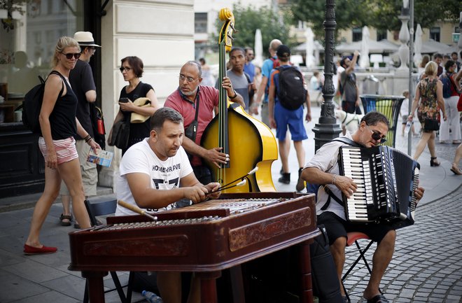 Trio iz Romunije v Ljubljani igra, ker se tukaj dobro počuti. FOTO: Blaž Samec