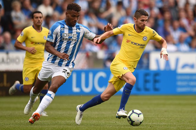 Jorginho (desno), ki se je v Chelsea tako kot trener Sarri preselil iz Napolija, je dobro deloval na sredini igrišča. Foto AFP