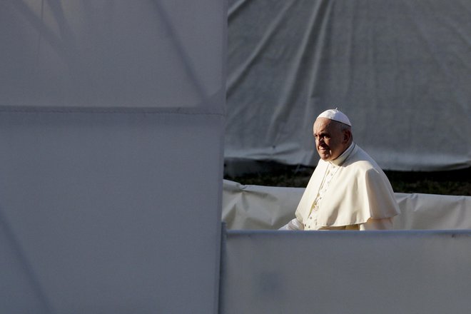 V pripravah na sinodo o mladini, ki jo bodo imeli v Rimu oktobra, papež Frančišek prepričuje mlade, naj se odrečejo mamilom, ki jih zasužnjijo in jim uničijo življenje. FOTO: Andrew Medichini/AP