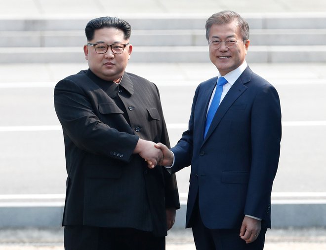 Na aprilskem srečanju sta podpisala izjavo, v kateri sta pozvala k uradnemu koncu korejske vojne. FOTO: AFP