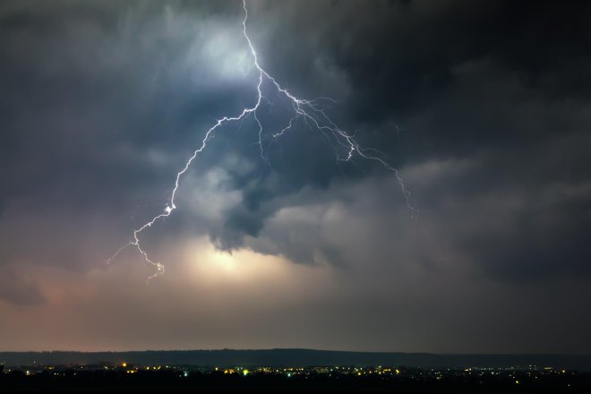 Ponoči bodo krajevne nevihte zajele tudi osrednjo in južno Slovenijo. FOTO: Istockphoto