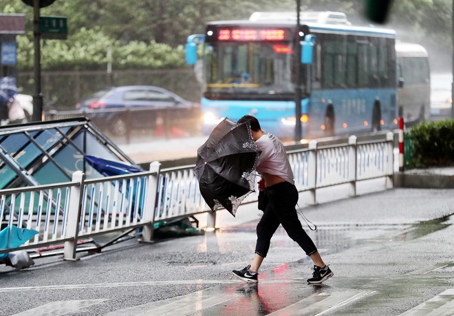 Tajfun Yagi je zaenkrat v vzhodni obalni provinci Zhejiang zahteval tri smrtne žrte. Svoje življenje so na Filipinih izgubile še tri osebe. FOTO: China Stringer Network Reuters