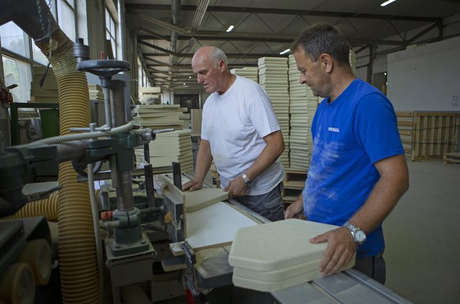 Ker so sedanje prostore v Cerknici napolnili, gradijo nove pisarne, začeli bodo tudi postavljati novo linijo. Foto Jože Suhadolnik