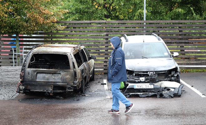 Zažgani avtomobili v Göteborgu FOTO:&nbsp;Adam Ihse/AP