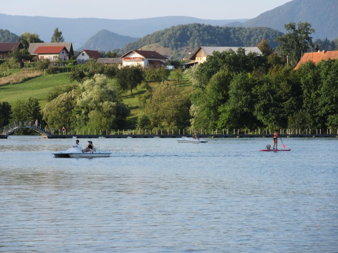 Šmartinsko jezero je vedno bolj priljubljena točka za rekreacijo. FOTO: Špela Kuralt/Delo